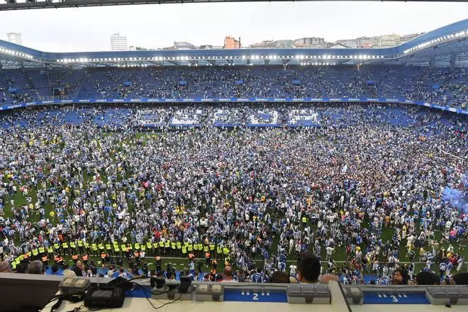 Así fue la invasión de aficionados en el campo en la celebración tras el partido en Riazor