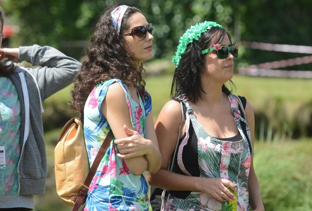 El festival congregó ayer en A Illa das Esculturas a miles de personas para disfrutar de buena comida y la música de bandas como Novedades Carminha o Terbutalina