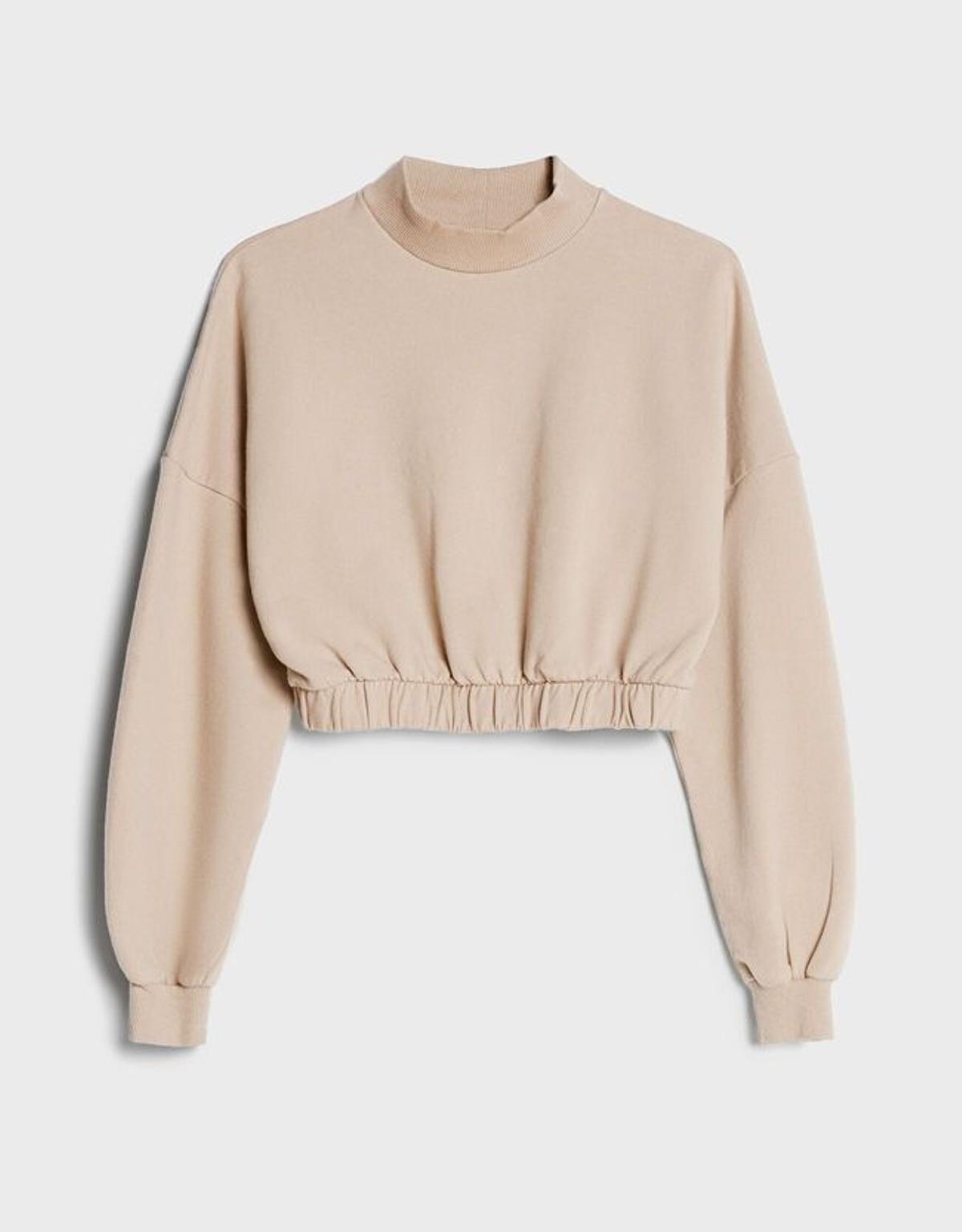 Sudadera 'cropped' de cuello alto, de Bershka