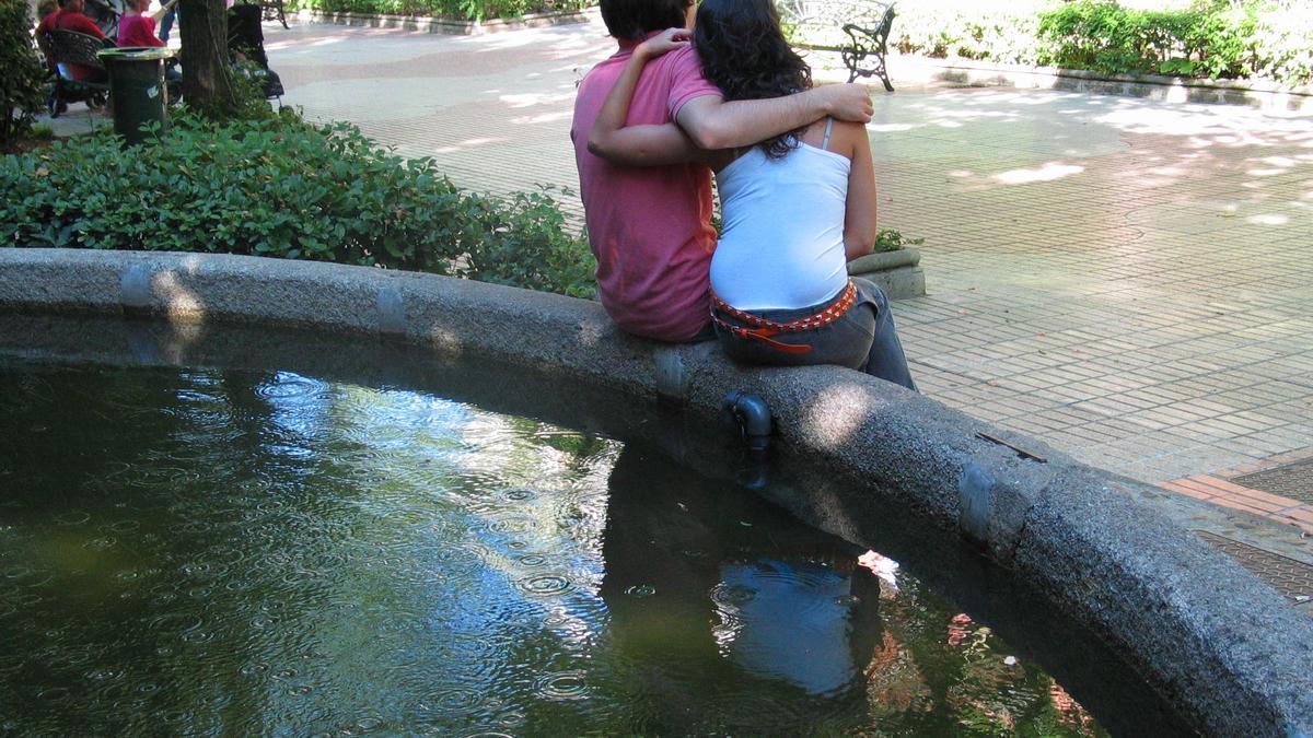 Dos jóvenes en el parque de Cánovas. En Cáceres es posible encontrar a 5,04 personas solteras por cada kilómetro cuadrado, 5,09 casados y 0,7 divorciados o separados.