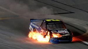 Sheldon Creed conduce su Chevrolet incendiado durante la NASCAR Gander Outdoors Truck Series NextEra Energy 250 en el Circuito Internacional Daytona en Daytona Beach, Florida.