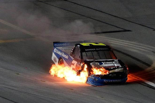 Sheldon Creed conduce su Chevrolet incendiado durante la NASCAR Gander Outdoors Truck Series NextEra Energy 250 en el Circuito Internacional Daytona en Daytona Beach, Florida.