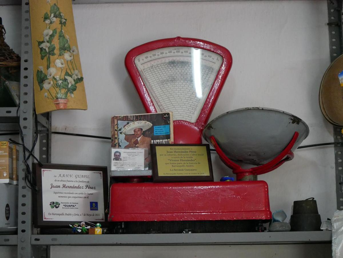 La antigua pesa de Víveres Hernández, con un homenaje a Juan Hernández Pérez, dueño inicial de la tienda.