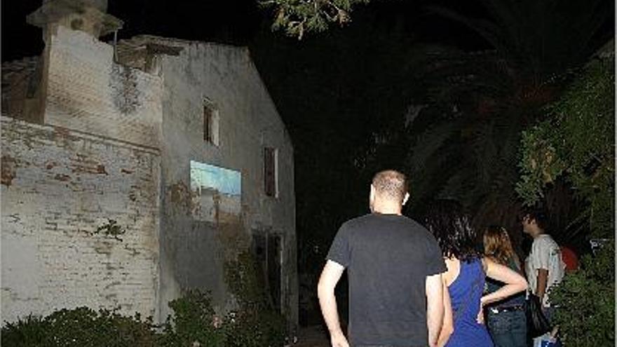 Las videocreaciones se proyectaron en la fachada de una alquería contigua al cementerio.