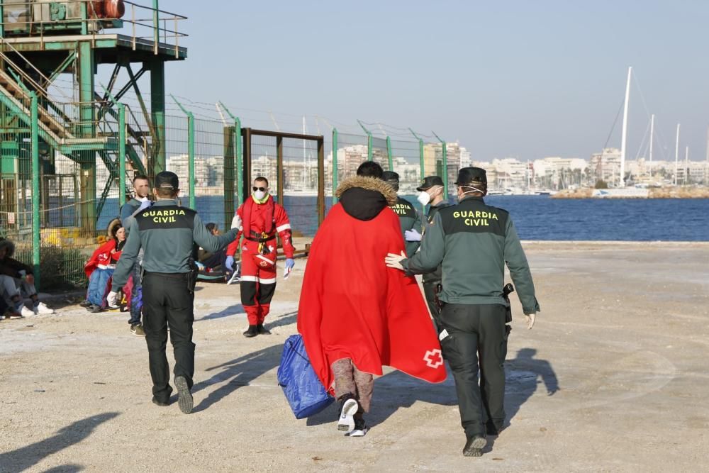 Guardia Civil, Cruz Roja y Salvamento Marítimo han puesto en marcha el protocolo para recepcionar a 24 personas rescatadas en el mar y que ocupaban una patera. 20 hombres y cuatro mujeres