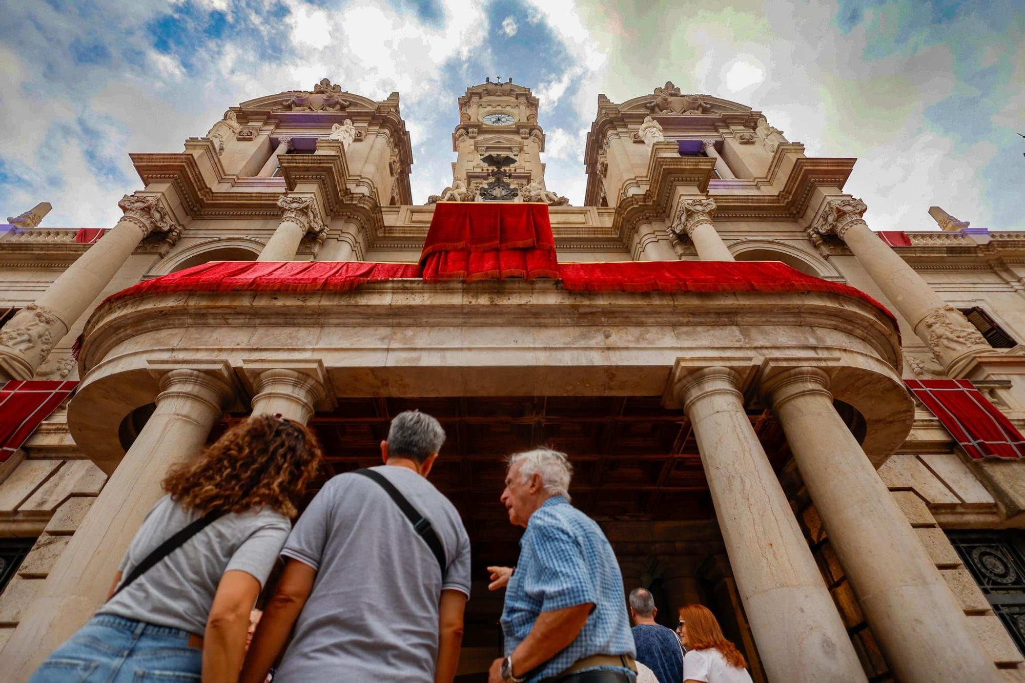 El centro se llena en vísperas del Nou d'Octubre para ver la Senyera