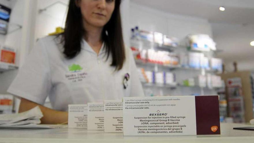 Una farmacia muestra varias cajas de la vacuna contra la meningitis B.