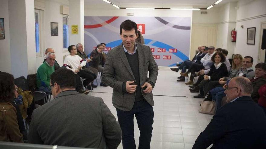 Gonzalo Caballero, en la sede del PSOE, con los miembros de la ejecutiva local. // Brais Lorenzo