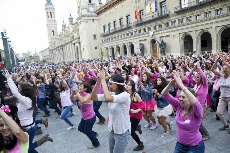 Fotogalería: La plaza del Pilar se tiñe de rosa contra el cáncer de mama