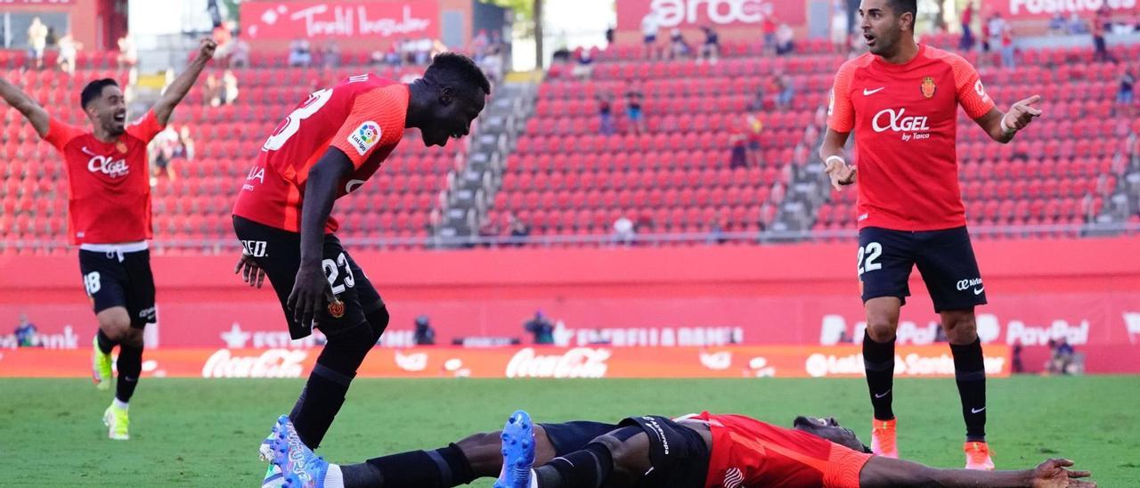 Instante de la cómica celebración del gol de Ángel ante el Levante, eclipsado por Baba.