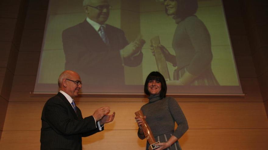 Beatriz Alcaraz recoge el premio de su padre