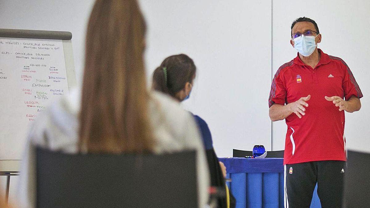 José Luis Prieto, ayer, en el Calatrava, impartiendo el taller de autodefensa y seguridad para la mujer.