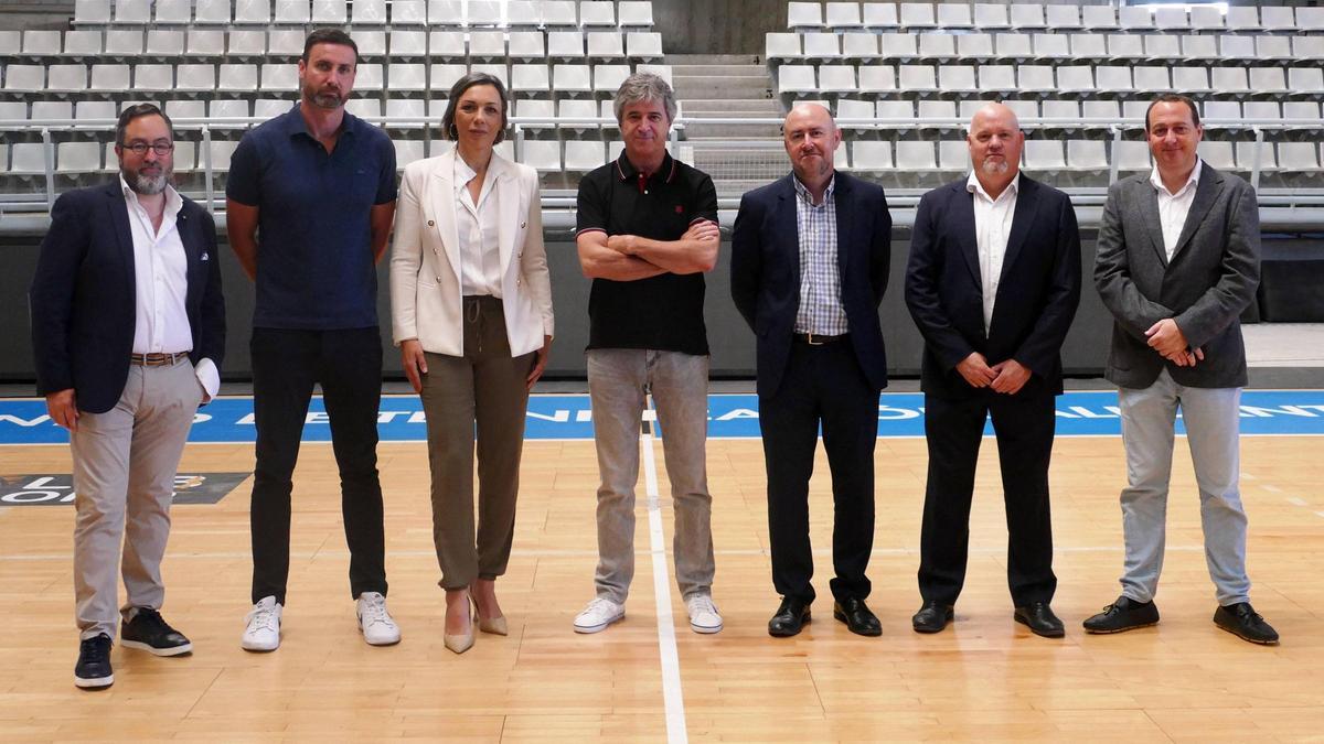 Una de las pocas imágenes públicas de los patronos de la Fundación Lucentum con los responsables del CF Intercity.