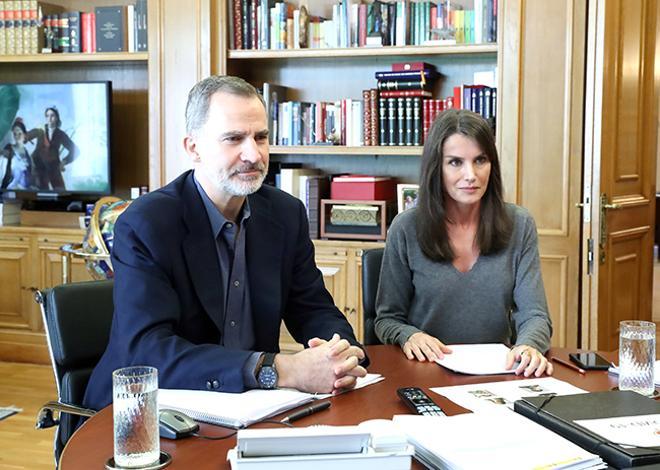 Los reyes de España durante una videoconferencia desde Zarzuela