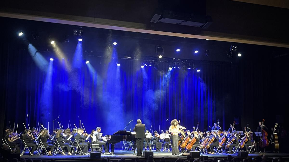 Un momento del concierto de la joven orquesta con Ara Malikian.