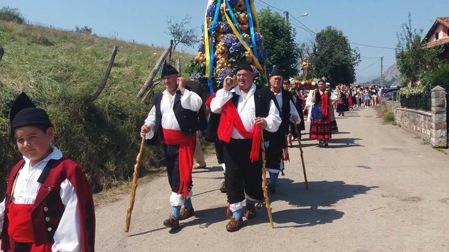 La procesión de la Velilla en Táranu.