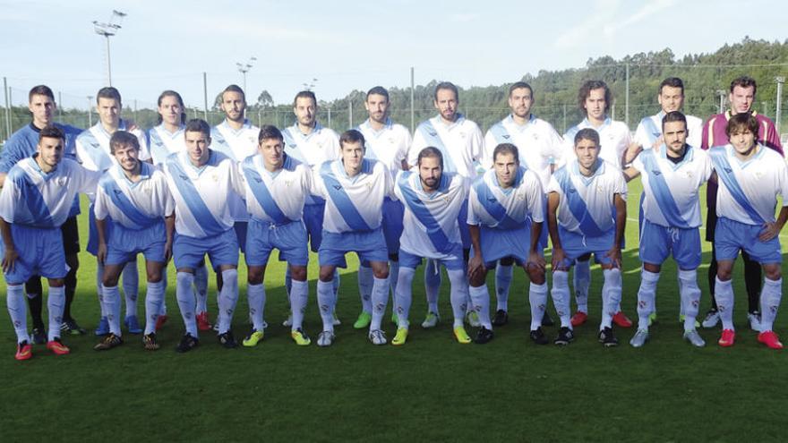 Los futbolistas convocados por Juan Carlos Andrés, antes de comenzar el partido.