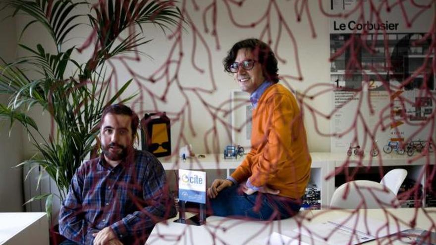 José María Guitián y Andrés Menéndez, en su estudio de la calle Marqués de San Esteban.