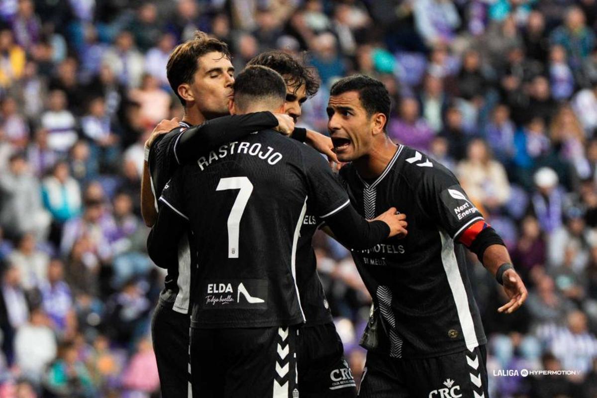 Los jugadores desl Eldense felicitan a Rastrojo después de marcar en Valladolid.