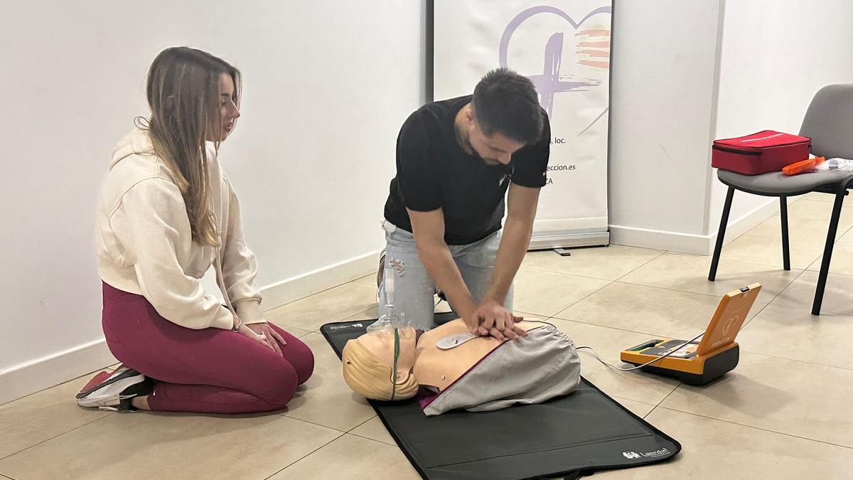 Un trabajador del grupo Canterbury aprende a hacer un masaje cardiaco.