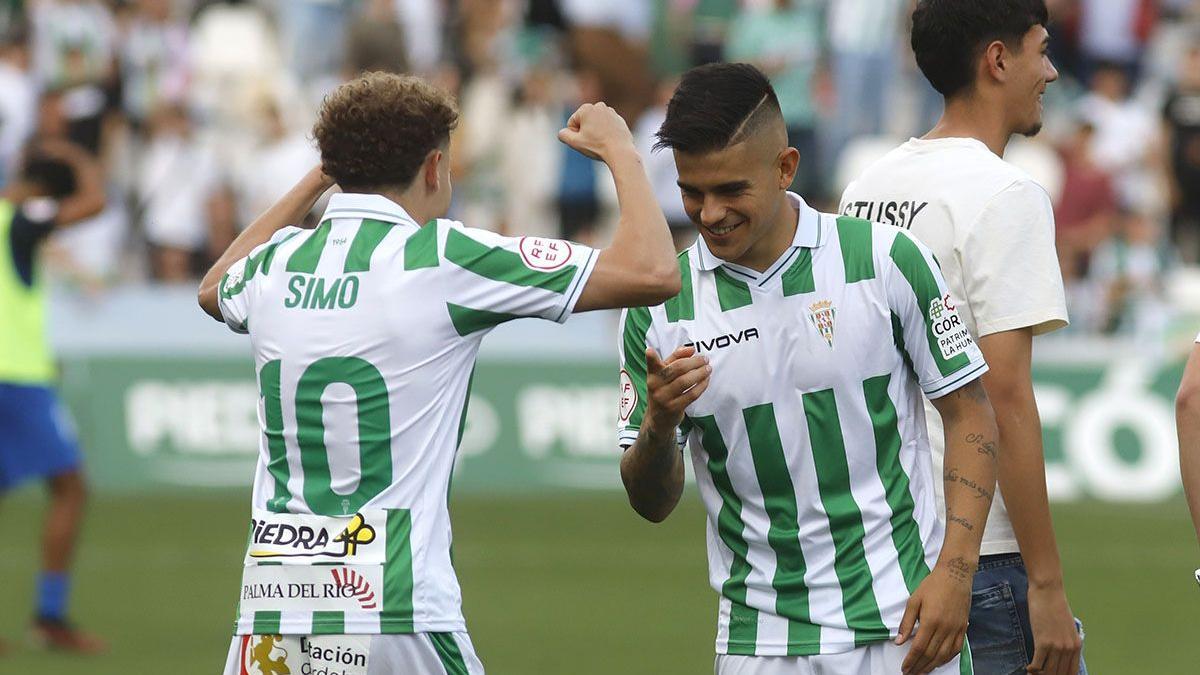 Kuki Zalazar, a la derecha, celebra con Simo su gol ante el San Fernando.