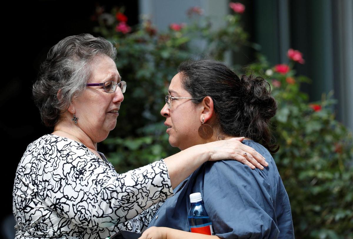 Familiares afligidos tras la matanzas en Tejas.