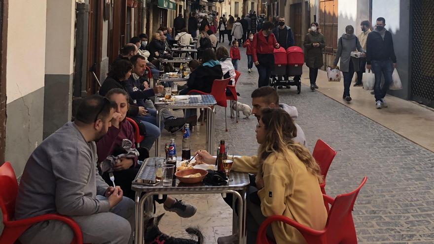 Imagen de terrazas en una de las calles más céntricas de Morella.