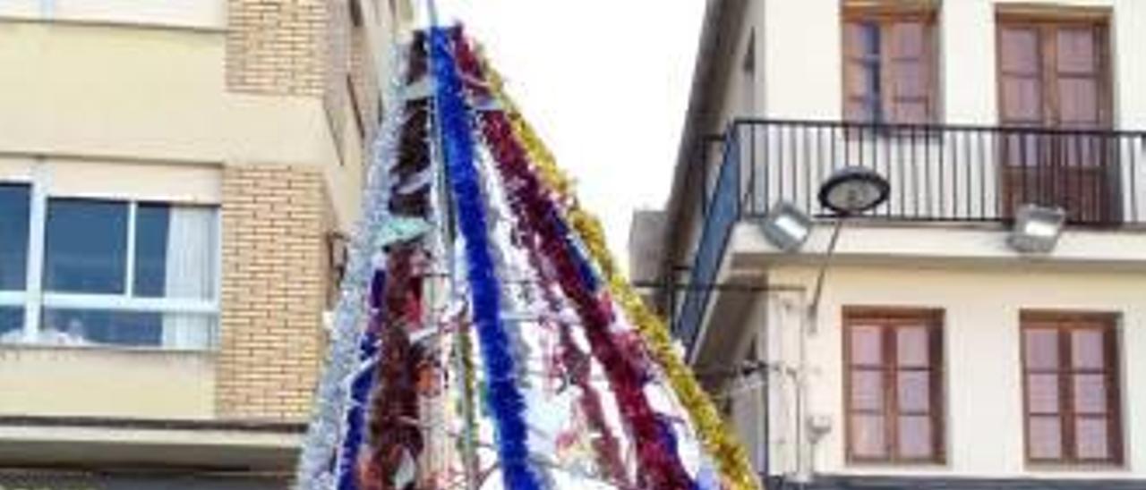 Plantada del árbol navideño en Gilet.