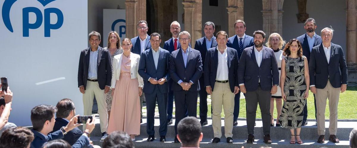 Acto de firma, ayer, de las comunidades del PP ‘Por una ABAU más justa’. |   // LOC