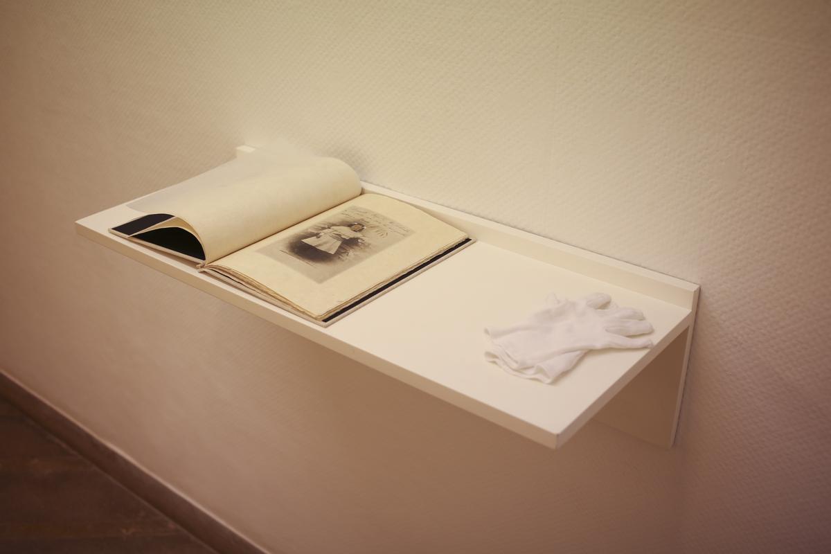 En l'exposició es combinen diferents elements per a completar la instal·lació.