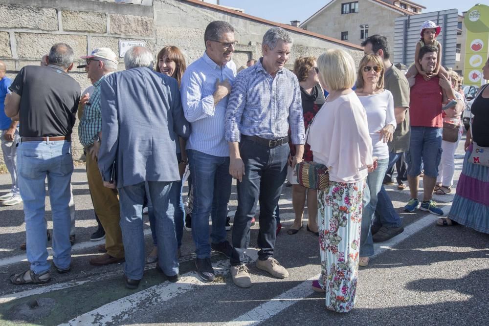 Más de un centenar de vecinos de Coruxo se echaron a la calle para reivindicar el puesto de pediatra // Cristina Graña