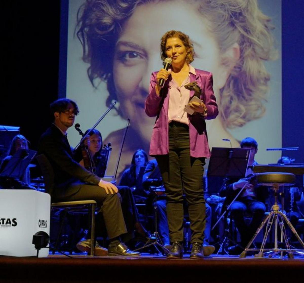 La actriz Diana Peñalver recogió su premio.