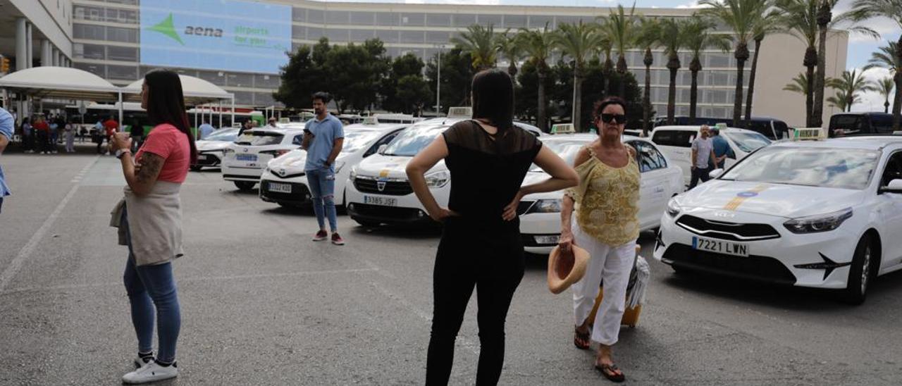 Los taxistas bloquean el aeropuerto de Palma tras un incidente con conductores de microbuses