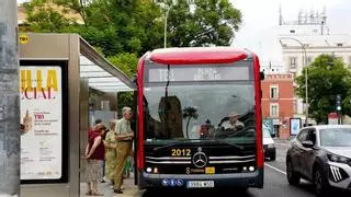 El tranvibús estrena su llegada al Duque entre ajustes semafóricos y un carril compartido con coches: "Hay que ir acostumbándose pero será un éxito"