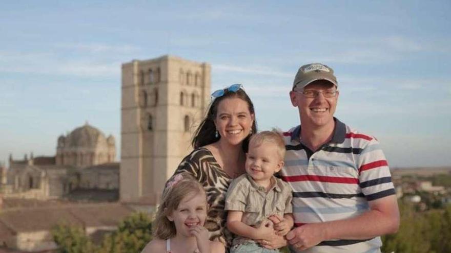 La familia, con la Catedral y el Castillo de fondo.