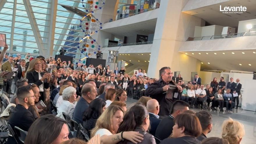 "Mazón, dimisión", "Asesino" y otros gritos al president antes y después del funeral