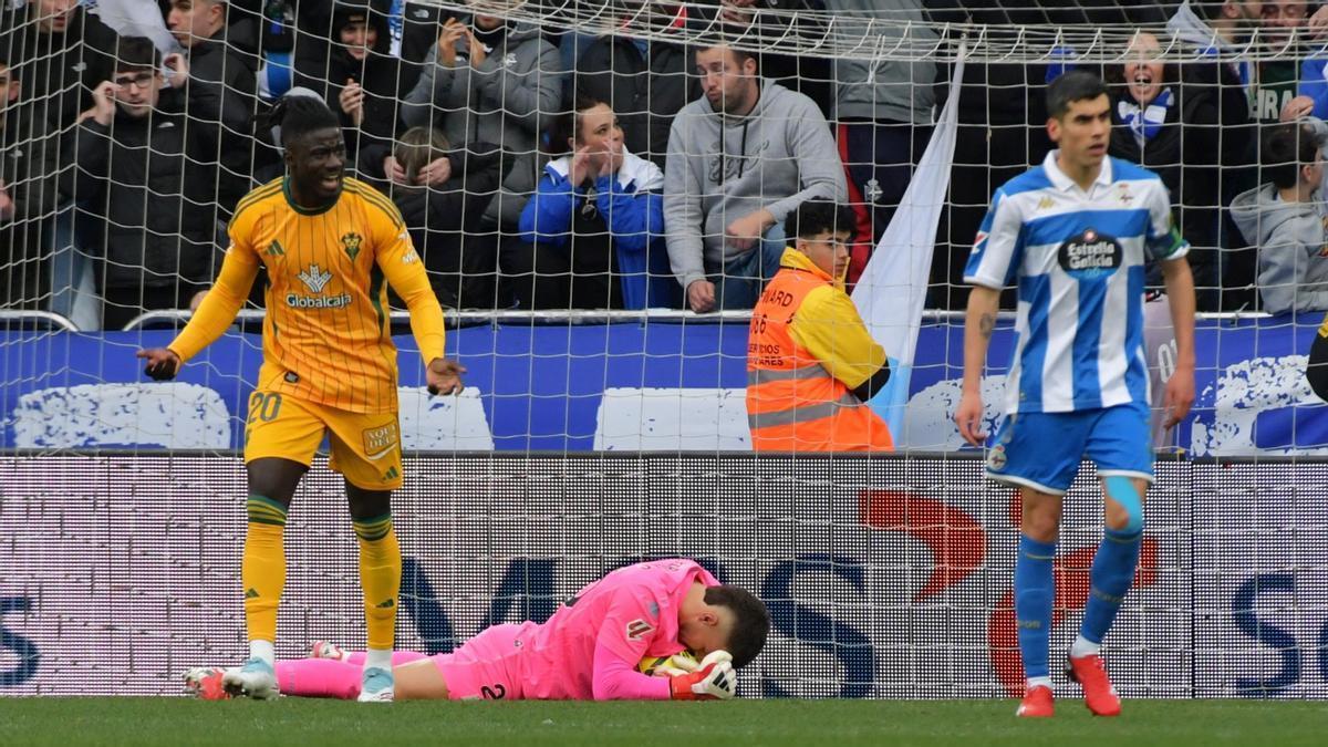 Ferllo embolsa el balón tras una parada en el duelo contra el Albacete.