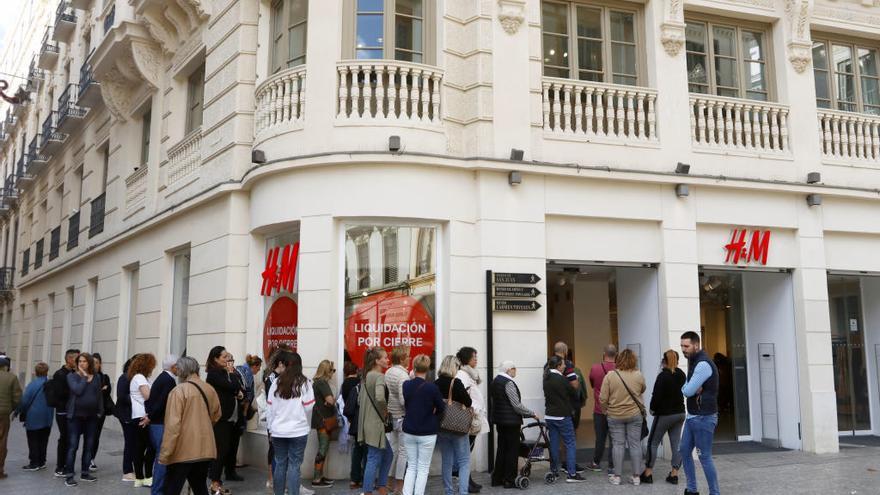 Colas en la tienda de H&amp;M en la plaza de Félix Sáenz.