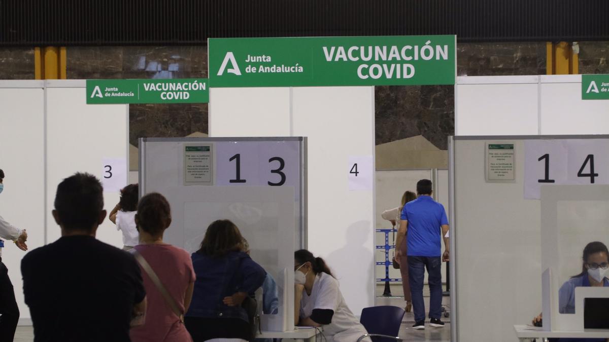 Campaña de vacunación masiva en el Palacio de Ferias de Málaga