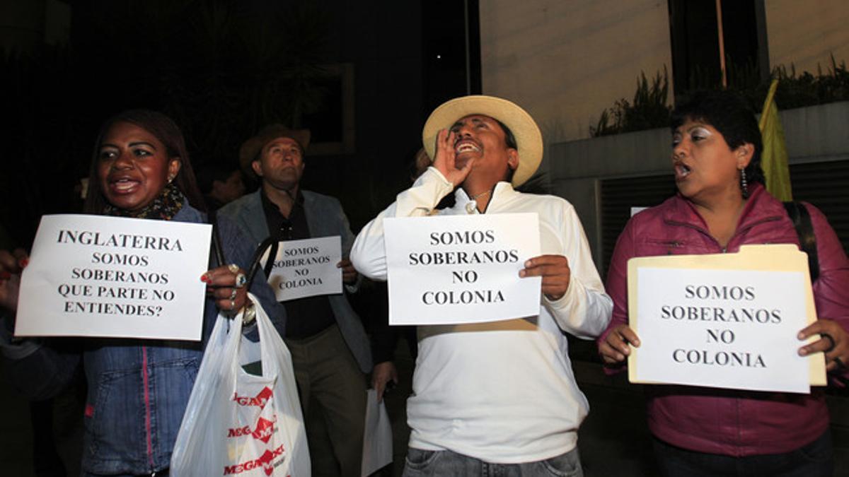 Ciudadanos ecuatorianos protestan ante la embajada británica en Quito por las amenazas del Reino Unido, anoche.