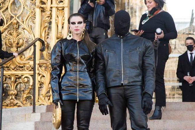 Kanye West y Julia Fox, con looks coordinados de piel a su llegada al desfile de Schiaparelli, en París