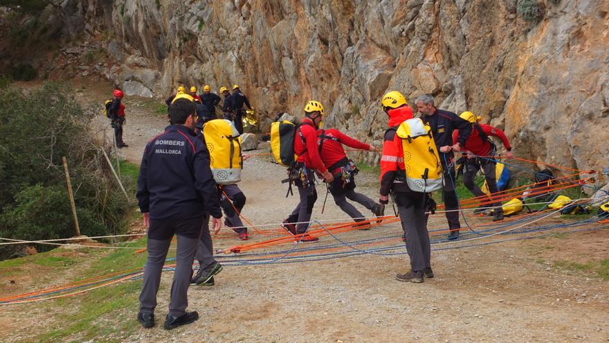 Bombers de Mallorca entrenan en Sóller rescates de montaña