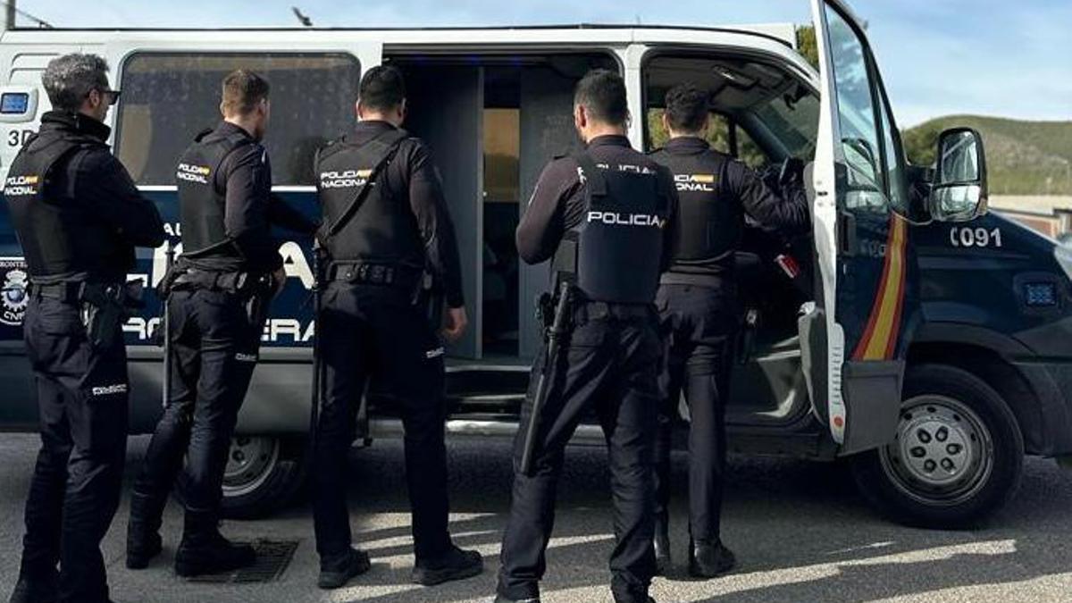 Agentes de la Policía Nacional en un furgón.