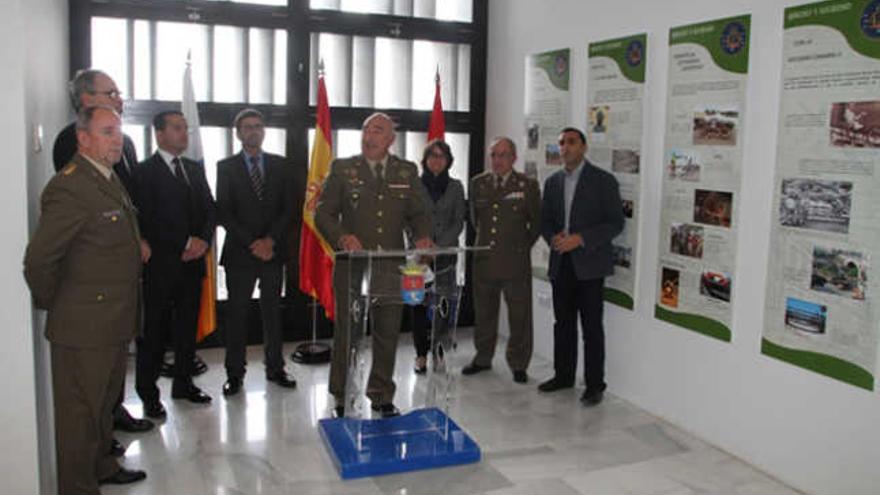 Autoridades civiles y militares, ayer, en el Archivo de Arrecife. | lp / dlp