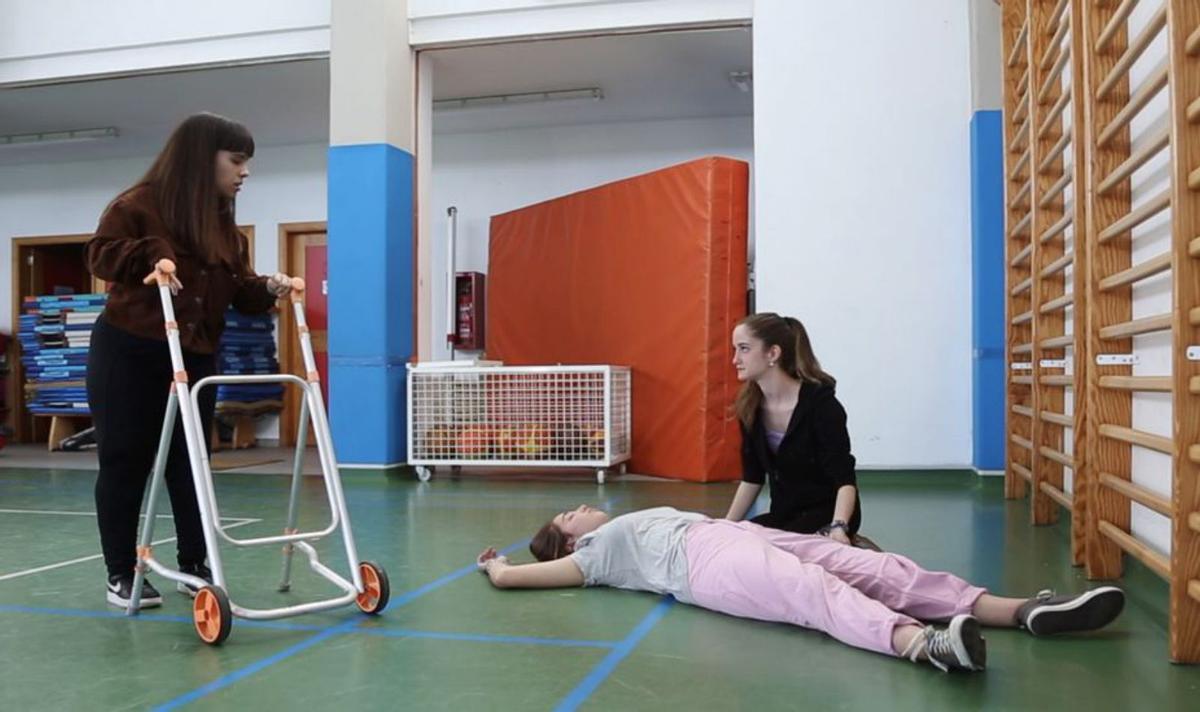 Mara Pérez Cobas, en el centro con todo el equipo que hizo posible este proyecto. | // JOSE PEIXOTO