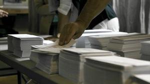 Papeletas en un colegio electoral de Barcelona el pasado 27-S.