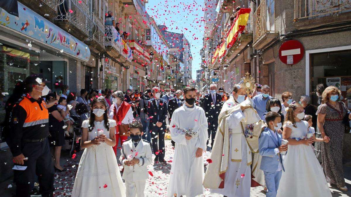 Ponteareas recupera sus alfombras de Corpus adaptándose al COVID