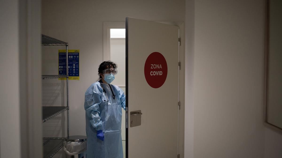 Una sanitaria en un hospital de Barcelona.
