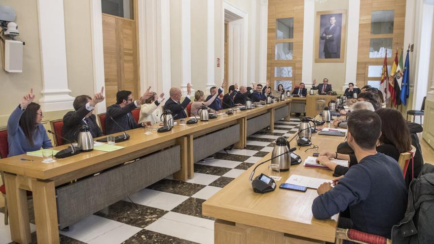 Último pleno del año en Cáceres: de la ballena varada a &#039;Dora la conservadora&#039;