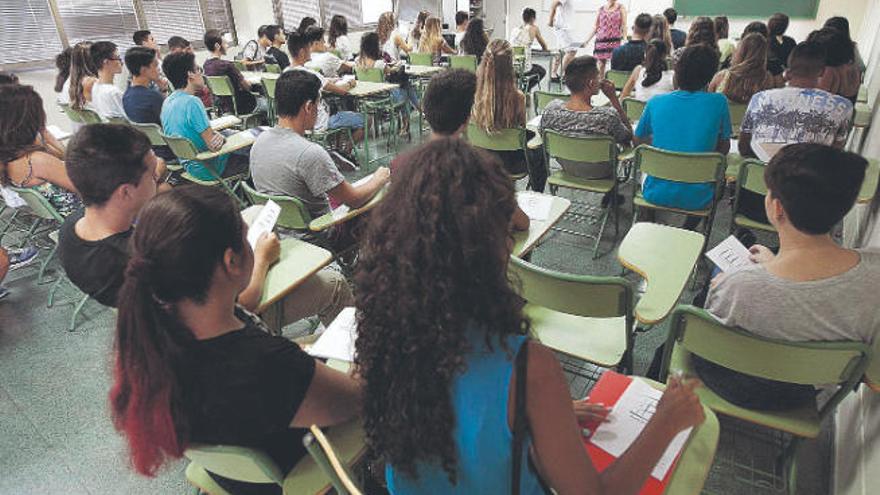 El Ministerio ayuda a 690.000 estudiantes con becas por valor de 1.900 millones